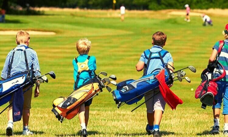 ninos jugando al golf